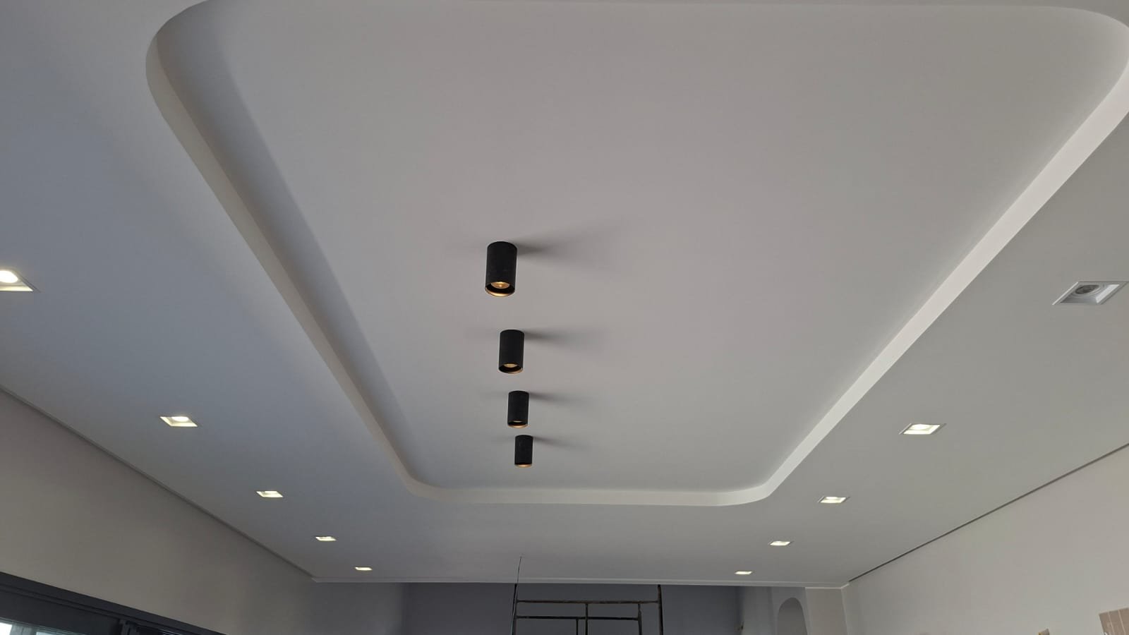 Instalação de spots em sanca de gesso
