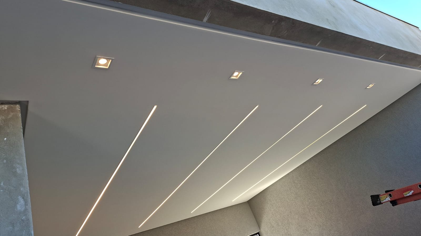 Fita de LED embutida em forro de área externa