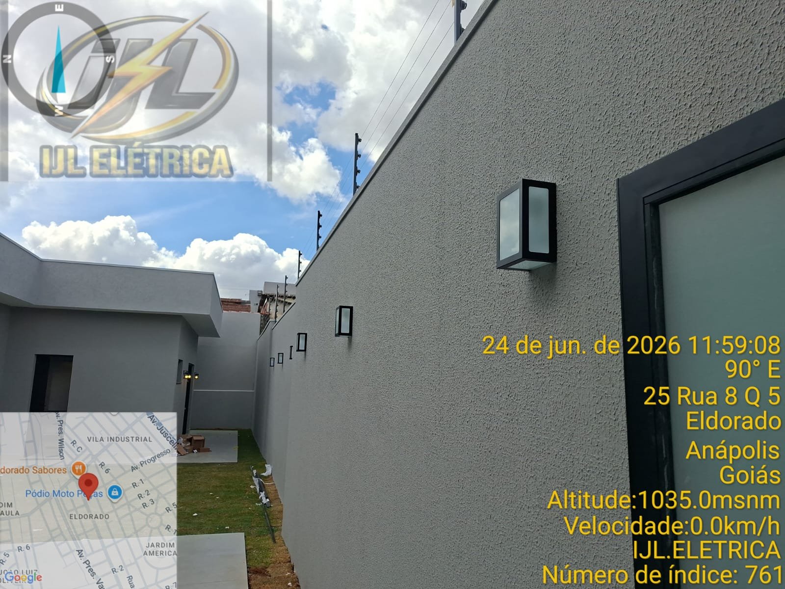 Iluminação linear em forro ripado de madeira