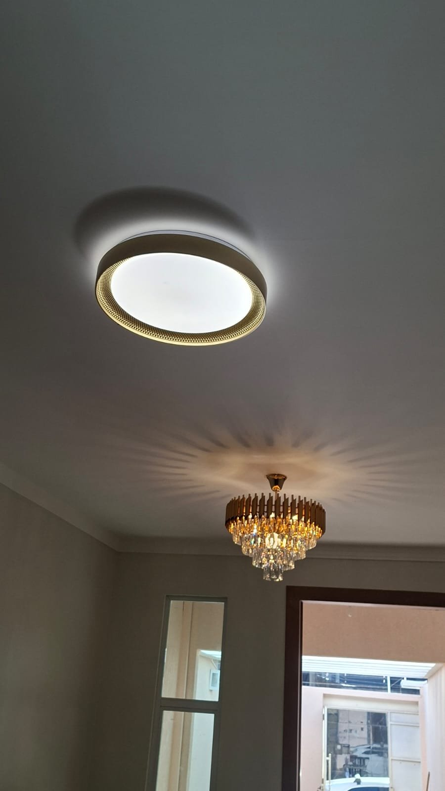 Instalação de lustre e luminária de teto residencial