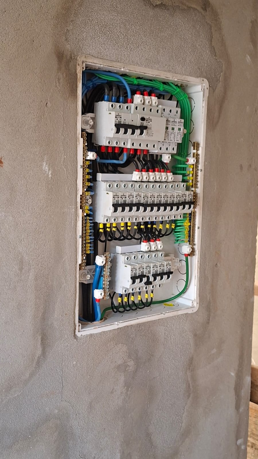 Quadro de distribuição elétrica organizado