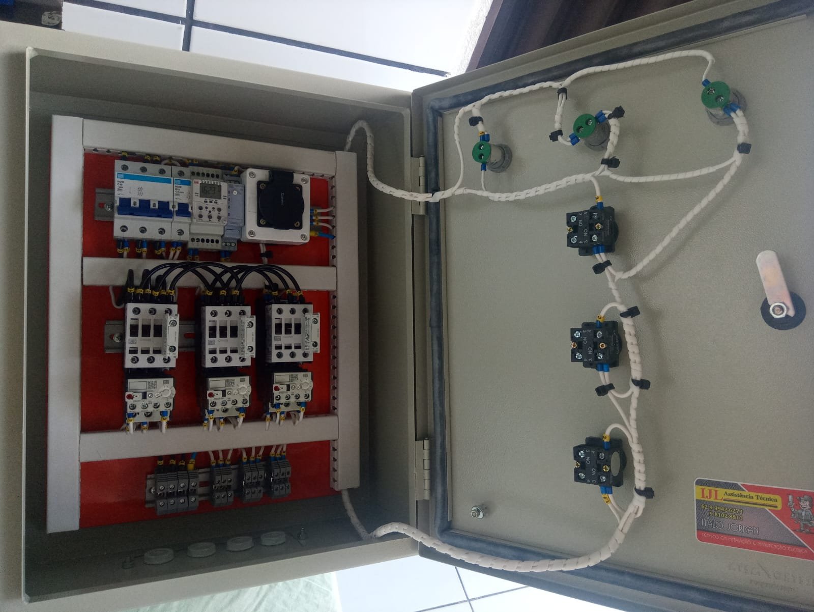 Painel elétrico comercial com contatores