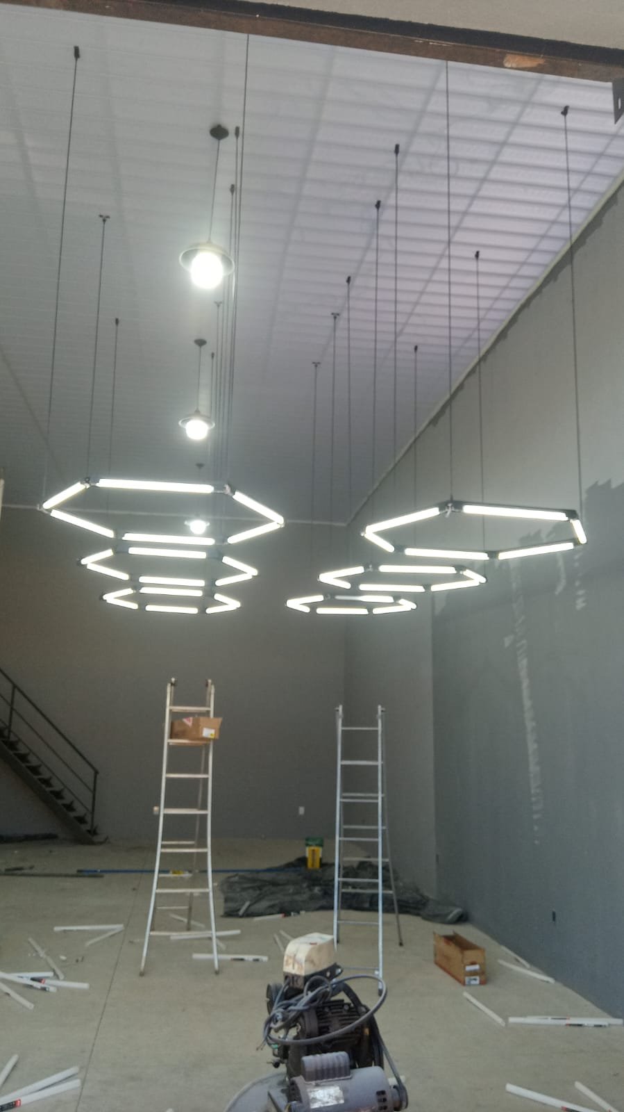 Luminárias hexagonais de LED em galpão comercial
